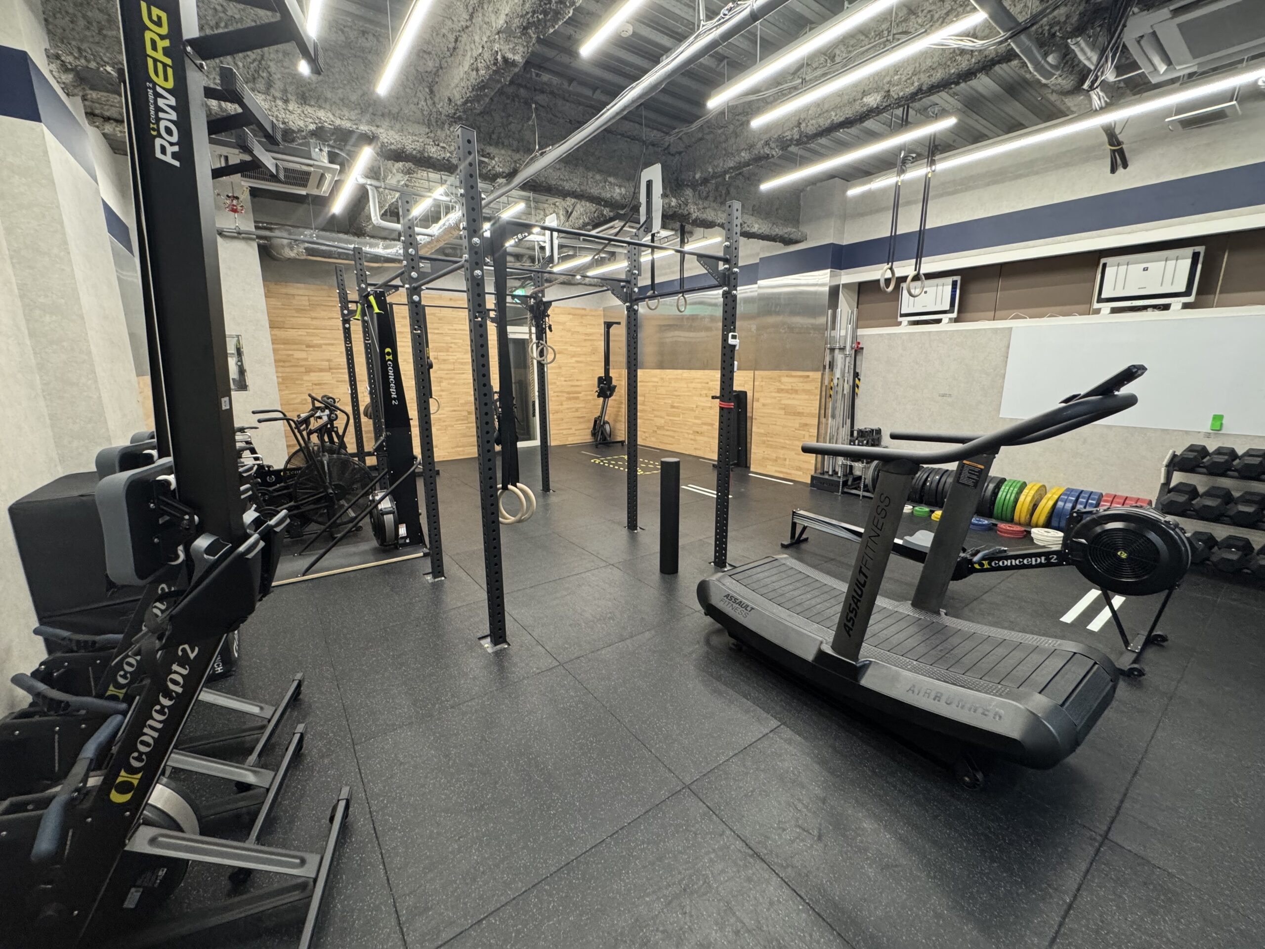 BAYSIDE GYM石川町店 約100㎡の開放的なトレーニング空間